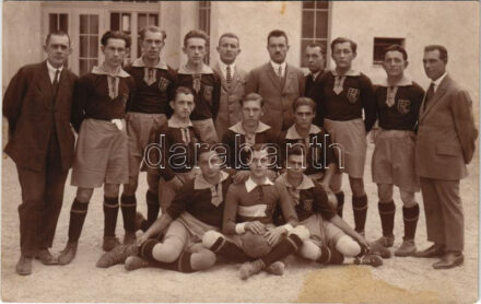 Budapest, III. Kerületi Munkás Sport Egyesület (MSE) labdarúgó csapata, foci. Knöpfler Gyula fényképész / Hungarian football team. photo (fl)