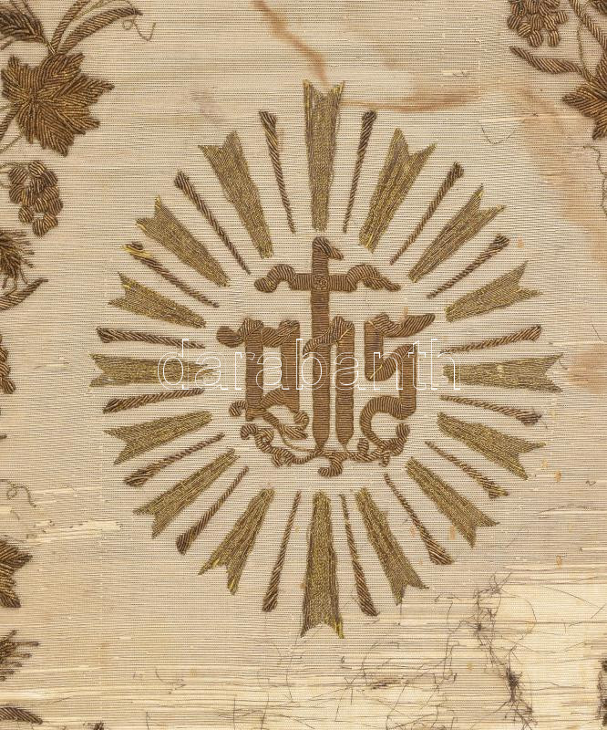 XIX. sz. eleje. Püspöksüveg (ezüst brokát, ezüst hímzéssel) szakadásokkal / Bishops hat. 30x40 cm - Image 4