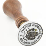 Pecsétnyomó (,,VITÉZ HORTHY ISTVÁN MAGY. ÁLL. VAS,-ACÉL-ÉS GÉPGYÁRAK; PÉNZTÁRAK') 12 cm / Seal maker - Image 2