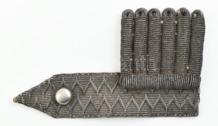 K. u. K., 1855 M medvekarom (egyenruhaujj paszomány, altiszti, ezüst, fél pár) / uniform trim, vice officer, half pair.