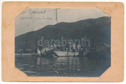 1915 SMS Csepel Osztrák-Magyar Haditengerészet Tátra-osztályú rombolóját torpedó találat után bevontatják a Cattaro-i dokkba / K.u.K. Kriegsmarine / WWI Austro-Hungarian Navy Tatra-class destroyer SMS Csepel being towed to Kotor after it