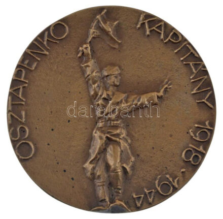 Zala Tibor (1920-2004) ~1960-1980. 'Osztapenko kapitány 1918-1944 / XI. kerület fejlesztéséért' kétoldalas, öntött bronz plakett, hátoldalon Váci Mihály 'Még nem elég' című versének részletével (82mm) T:AU