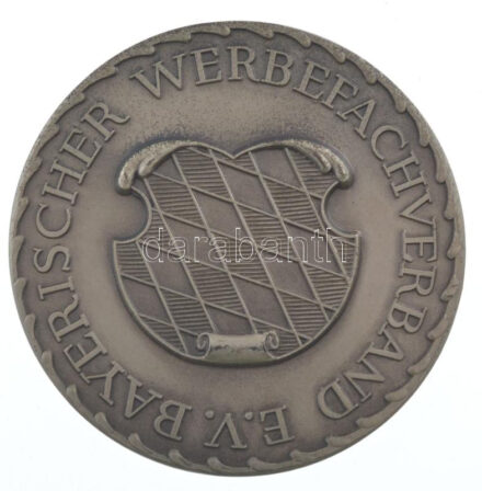 NSZK 1967. 'E.V. Bayerischer Werbefachverband / Jahrespreis für beispielhafte anzeigengestaltung (E.V. Bajor Reklámszakmai Egyesület / Éves díj a példaértékű reklámtervezésért) peremen jelzett Ag emlékérem dísztokban