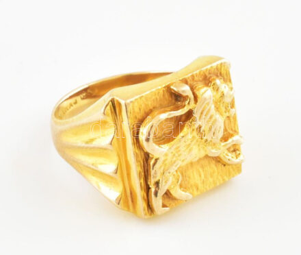 Arany (Au/9k) oroszlános gyűrű, jelzés nélkül, m: 58 cm, nettó: 8,2g