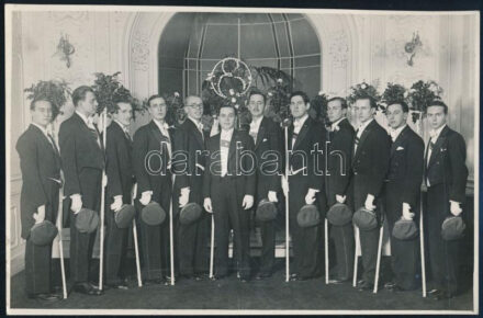 1935 Bp., a Foederatio Emericana bálja a Pannonia szállóban, tagok csoportképe, rajtuk a szervezet kitüntetéseivel; a hátoldalon pecséttel jelzett (Schäffer fotó), 17,5x11,5 cm