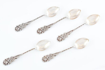 Ezüst(Ag) 5 db rózsás mokkás kanál, jelzett, h: 10,8 cm, nettó: 46,3 g