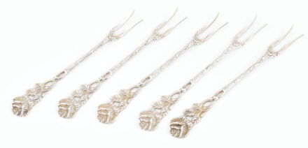 Ezüst(Ag) 5 db rózsás nyelű sajtvilla, jelzett, h: 10,4 cm, nettó: 25,5 g