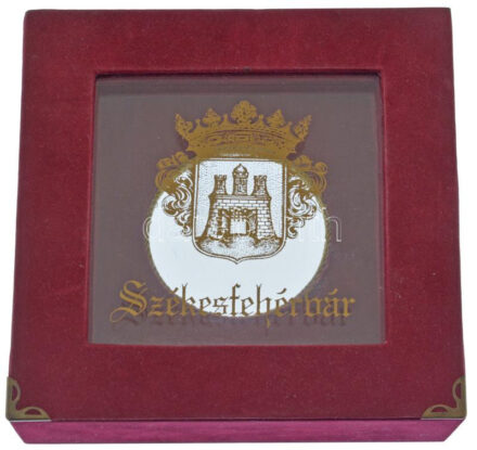 Plüss borítású, üvegezett éremtartó dísztok arany színű 'Székesfehérvár' felirattal és címerrel, egy maximum ~65mm nagyságú érem számára (155x155x46mm)