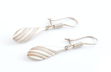 Ezüst(Ag) csepp alakú mintás fülbevalópár, jelzett, 5×0,9 cm, nettó: 2,6 g