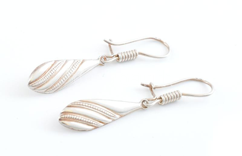Ezüst(Ag) csepp alakú mintás fülbevalópár, jelzett, 5×0,9 cm, nettó: 2,6 g