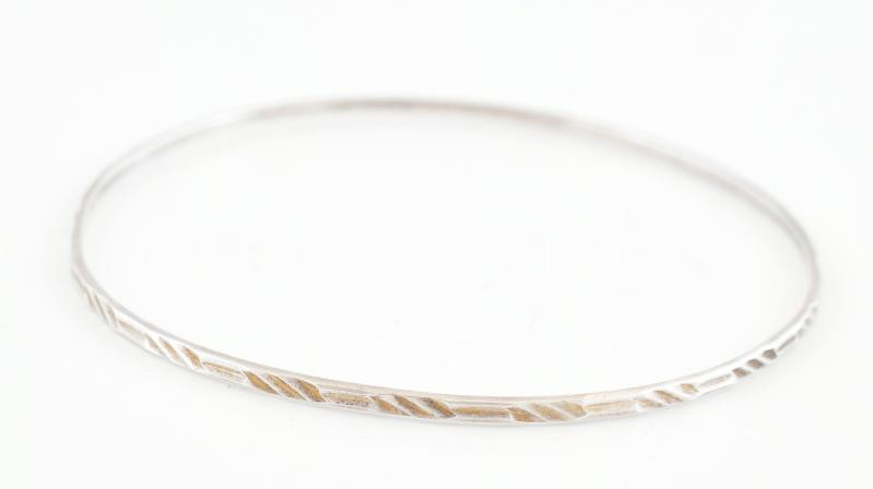 Ezüst(Ag) mintás karperec, jelzett, d: 6 cm, nettó: 3,4 g