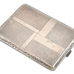 Ezüst (Ag) cigarettatárca, gilosált díszítéssel, belül gravírozással jelzett 123 g 10x8 cm