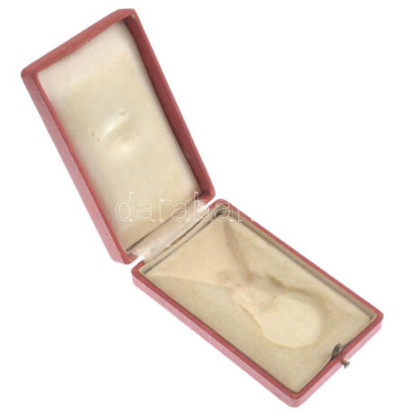 ~1930. A Magyar Koronás Bronzérem adományozói dísztokja, dombornyomott aranyozott koronával a fedlapon, rendkívül jó állapotban / Hungary ~1930. Hungarian Bronze Medal with the Holy Crown decoration's award case with embossed gilt Holy