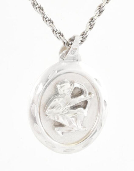 Ezüst(Ag) walles nyaklánc nyilas medállal, jelzett, h. 44 cm, 3×1,9 cm, nettó: 7,4 g