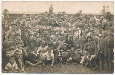 Budapest, Terézvárosi Sport Club labdarúgó játékosai és a közönség, foci / Hungarian football team. photo (fl)