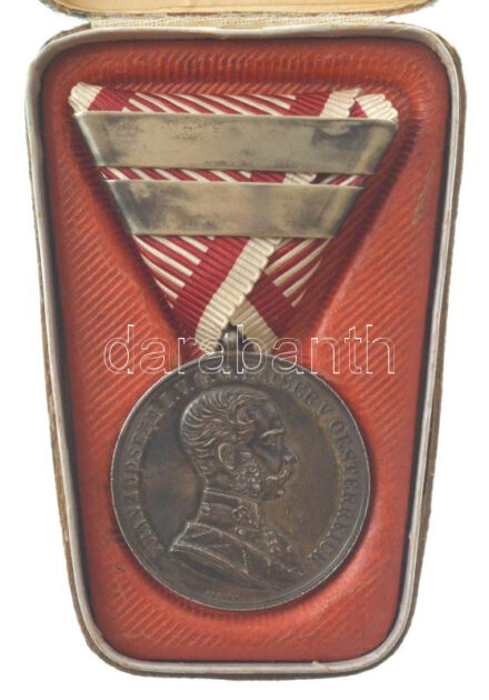 ~1870. 'Ferenc József I. osztályú Ezüst Vitézségi Érem harmadszori adományozás' peremén jelzett Ag kitüntetés, az ismétlőpánton 'Zimbler' gyártói jelzés, eredeti dísztokban. Szign.:Leisek T:AU,XF patina / Hungary ~1870. 'Silver