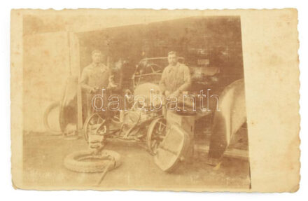 cca 1920 Kaposvár, autószerelő műhely, fotólap, foltos, 9x14 cm