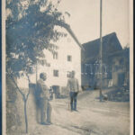 1916 Rippl-Rónai József (1861-1927) festőművész Rudolf Stöger-Steiner von Steinstadt tábornok társaságában, hátoldalon Rippl Rónai József autográf feliratával! Fotó, felületén törésnyomok, 18×13 cm