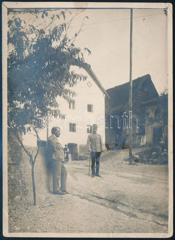 1916 Rippl-Rónai József (1861-1927) festőművész Rudolf Stöger-Steiner von Steinstadt tábornok társaságában, hátoldalon Rippl Rónai József autográf feliratával! Fotó, felületén törésnyomok, 18×13 cm