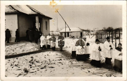 Gróf Zichy Gyula pécsi püspök iskolát szentel (fl)