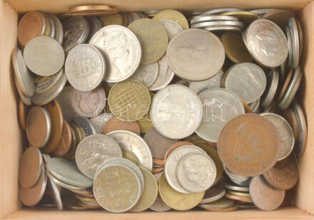 Kis fa doboznyi (~3,5kg) vegyes magyar, de nagyrészt külföldi érmetétel, közte Dánia, Portugália, Írország, Amerikai Egyesült Államok stb. T:vegyes ~3,5kg mixed Hungarian, but mostly foreign coin lot in a small wooden box. Coins from