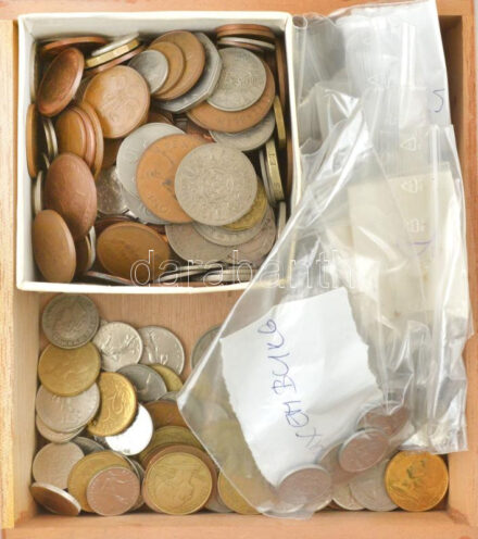 Kis fa doboznyi (~1,9kg) vegyes magyar, de nagyrészt külföldi érmetétel, közte Spanyolország, Luxemburg, Nagy-Britannia, Kanada stb. T:vegyes ~1,9kg mixed Hungarian, but mostly foreign coin lot in a small wooden box. Coins from Countries
