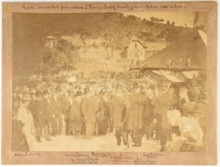 1890 A pécsi vízvezeték felavatása I. Ferenc József császár és király jelenlétében, résztvevők között Zsolnay Vilmos, gróf Szapáry Gyula, Aidinger János Pécs polgármestere, stb., kartonra ragasztott, feliratozott fotó, 19×27 cm