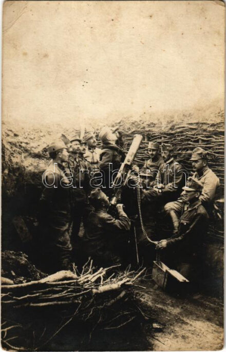 Első világháborús magyar katonák légvédelmi gépfegyverrel / WWI Hungarian soldiers with air defense machine gun. military photo (EK)