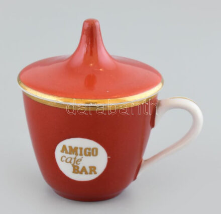 Hollóházi porcelán fedeles kávés, mokkás csésze, 'Amigo Café Bar' felirattal. Matricás, jelzett, minimális kopással, m: 9 cm