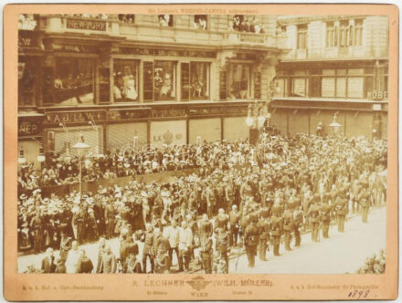 1898. szeptember 17. Wittelsbach Erzsébet (Sisi) magyar királyné temetési menete, utcai felvétel, a várakozó tömeg és katonák, keményhátú fotó, R.Lechner Wien, 18×24 cm