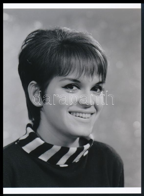 cca 1972 Ambrus Kyri (1945-2021) táncdalénekesnő, rádiós műsorvezető műtermi portréja karrierje kezdetén, 1 db modern nagyítás vintage negatívról, 21x15 cm