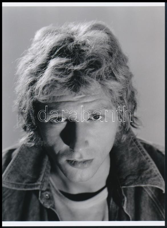 cca 1972 Kern András (1948) Kossuth-díjas színművész műtermi portréja a pálya kezdetén, 1 db modern nagyítás vintage negatívról, 21x15 cm