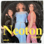 Neoton Familia - Kotta-Fej / Maradj Még Egy Percet. Vinyl, 7', Stereo, Pepita, Magyarország, 1978. VG+, a borító sérült.