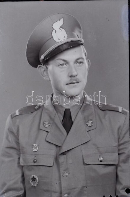 cca 1956 előtt készült portré felvételek katonákról, Mosonyi Antalné (?-?) kiskunfélegyházi fényképész műtermében készült 33 db vintage síkfilm NEGATÍV, 9x6 cm