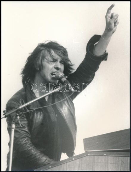 cca 1987 Fecó a színpadon, Menesdorfer Lajos (1941-2005) budapesti fotóművész hagyatékából, 1 db vintage fotó, ezüst zselatinos fotópapíron, 24x18 cm