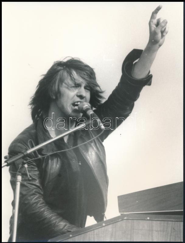 cca 1987 Fecó a színpadon, Menesdorfer Lajos (1941-2005) budapesti fotóművész hagyatékából, 1 db vintage fotó, ezüst zselatinos fotópapíron, 24x18 cm