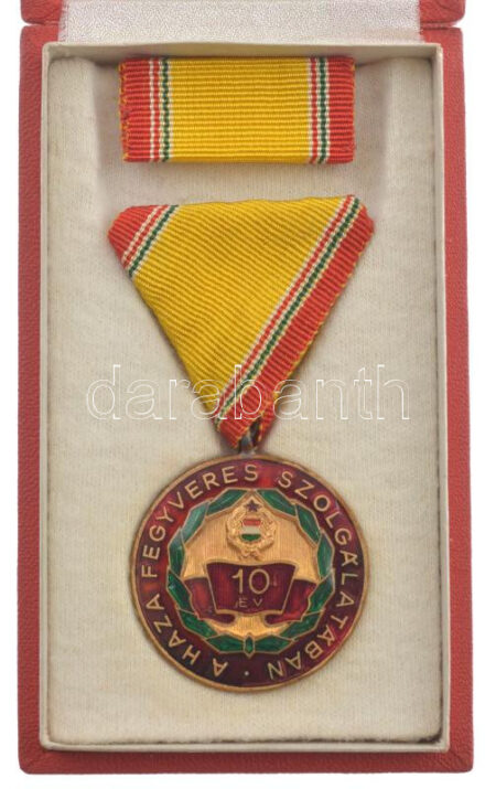 1965. 'Szolgálati Érdemérem - A Haza Fegyveres Szolgálatában' 10 után zománcozott bronz kitüntetés mellszalagon, eredeti tokban, szalagsávval T:UNC