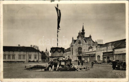 Nagyszalonta, Salonta; bevonulás, megkoszorúzott országzászló, városháza, Freiberger, Engel Sándor, Gerő Blanka és Kiss P. János üzlete / entry of the Hungarian troops, wreathed Hungarian flag, shops, town hall (EK)