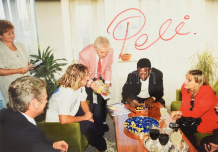 1994 Pelé (Edson Arantes do Nascimento (1940-2023)) háromszoros világbajnok brazil labdarúgó, minden idők egyik legnagyobb játékosának autográf aláírása egy őt ábrázoló fotón, magyarországi látogatás során készült a
