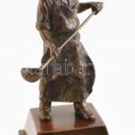 Jelzés nélkül: Vasöntő. Bronz, fatalpon, kopásokkal, m: 33 cm