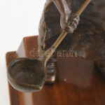 Jelzés nélkül: Vasöntő. Bronz, fatalpon, kopásokkal, m: 33 cm - Image 3