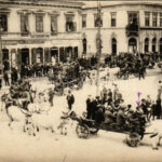 1924 Keszthely, Andrássy tér, Sárguló gazdászok búcsúja, feldíszített ökörszekerek, Vidéki Takarékpénztár, Laskay István, Deák Zsigmond és női kalap üzlet, Töreky cukrászda, Staud Károly fogtechnikai műterme. Tímár