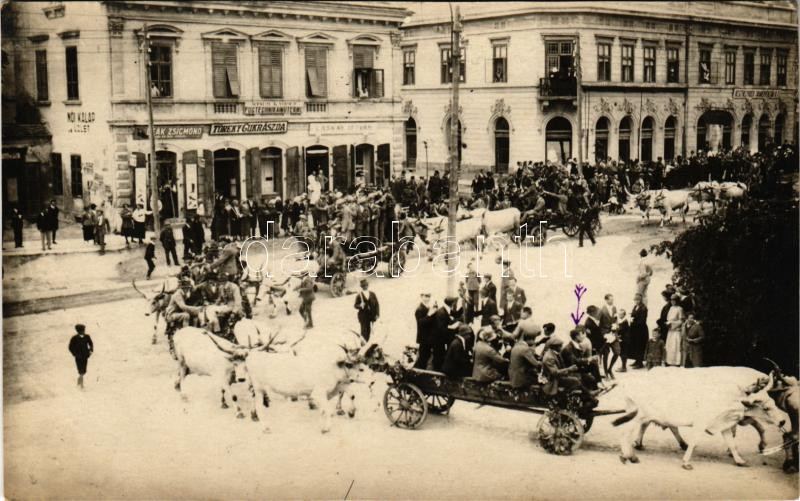 1924 Keszthely, Andrássy tér, Sárguló gazdászok búcsúja, feldíszített ökörszekerek, Vidéki Takarékpénztár, Laskay István, Deák Zsigmond és női kalap üzlet, Töreky cukrászda, Staud Károly fogtechnikai műterme. Tímár