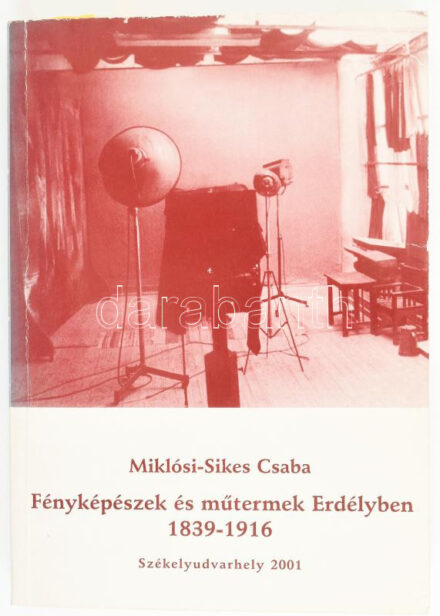 Miklósi-Sikes Csaba: Fényképészek és műtermek Erdélyben 1839-1916. Tanulmány és okmánytár. Haáz Rezső Alapítvány Múzeumi Füzetek 18., Székelyudvarhely, 2001., Haáz Rezső Alapítvány. Kiadói papírkötés. A szerző, Csáky
