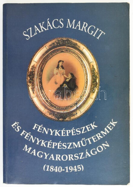 Szakács Margit: Fényképészek és fényképészműtermek Magyarországon (1840-1945). Bp, 1997, Magyar Nemzeti Múzeum. Kiadói papírkötésben, kissé kopott borítóval, ceruzás bejelölésekkel, bejegyzésekkel, egy kijáró lappal.