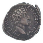 Római Birodalom / Róma / Marcus Aurelius (Antoninus Pius alatt) 140-144. Denár Ag (3,25g) T:XF repedés, kitörés / Roman Empire / Rome / Marcus Aurelius (under Antoninus Pius) 140-144. Denarius Ag 'AVRELIVS CAESAR AVG PII F COS / [PI]ETAS AVG'