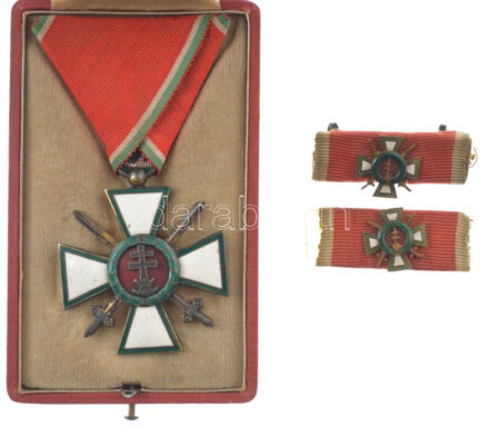 1939. 'Magyar Érdemrend lovagkeresztje hadiszalagon, kardokkal' jelzetlen aranyozott, zománcozott Ag kitüntetés eredeti tokban, 2db szalagsávval, miniatűrrel C:AU,XF patina, kopott aranyozás / Hungary 1939. 'Hungarian Order of Merit,