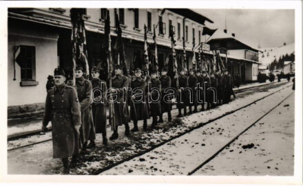 1941 Lavochne, Lavoczne; az 1848-49-es szabadságharci zászlók ünnepélyes hazahozatala Oroszországból. A magyar honvéd zászlótartók a vasútállomáson / Russia returns the flags of the 1849-49 Hungarian war of independence, railway