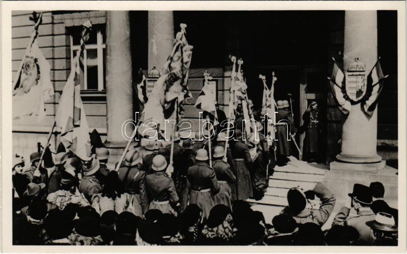 Az 1848-49-es szabadságharci zászlók ünnepélyes hazahozatala Oroszországból. A zászlók bevonulása a Hadimúzeumba / Russia returns the flags of the 1849-49 Hungarian war of independence, railway station