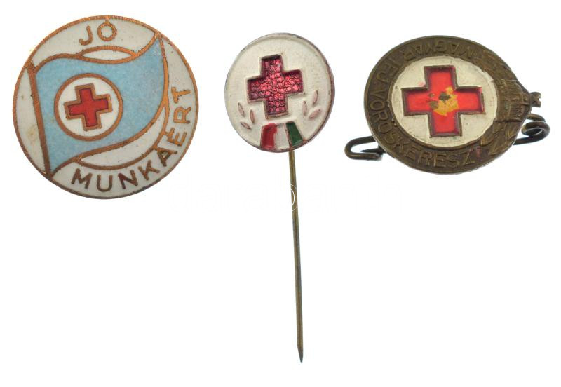 3db-os Vöröskeresztes jelvény, közte 'Magyar Ifj., Vöröskereszt' zománcozott bronz lemezjelvény (zománchiba) T:XF
